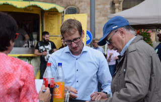 Unser Projektleiter bei einer Veranstaltung im Austausch mit einem Bürger