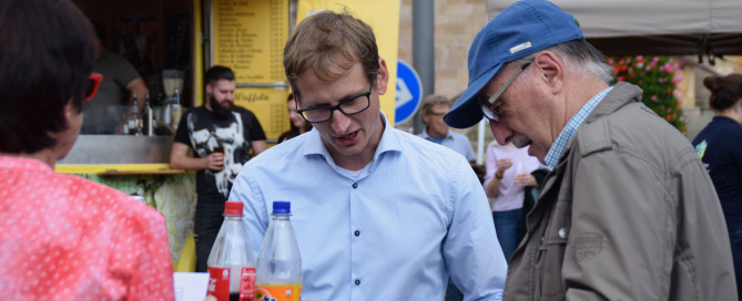 Unser Projektleiter bei einer Veranstaltung im Austausch mit einem Bürger