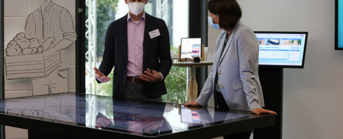 Steffen Hess und Ministerin Schmitt am Demonstrator.