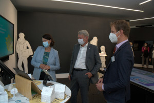 Ministerin Schmitt, Prof. Liggesmeyer und Steffen Hess betrachten den Prototypen.
