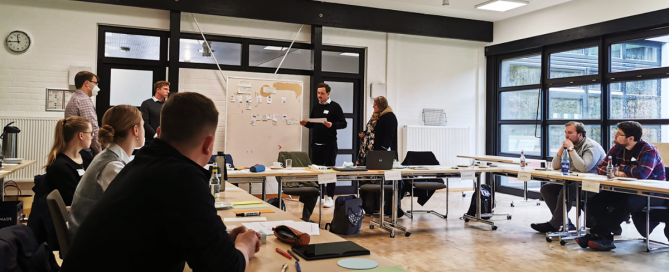 Arbeitsgruppe beim Vorstellen der Erbenisse