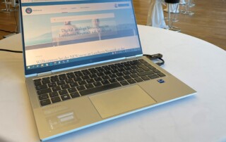 Laptop, auf dem der Prototyp der Lösung zum Themenfeld Gesundheit und Pflege geöffnet ist