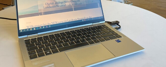 Laptop, auf dem der Prototyp der Lösung zum Themenfeld Gesundheit und Pflege geöffnet ist