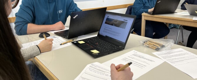 Foto während der Evaluation: EIn Fragebogen wird ausgefüllt