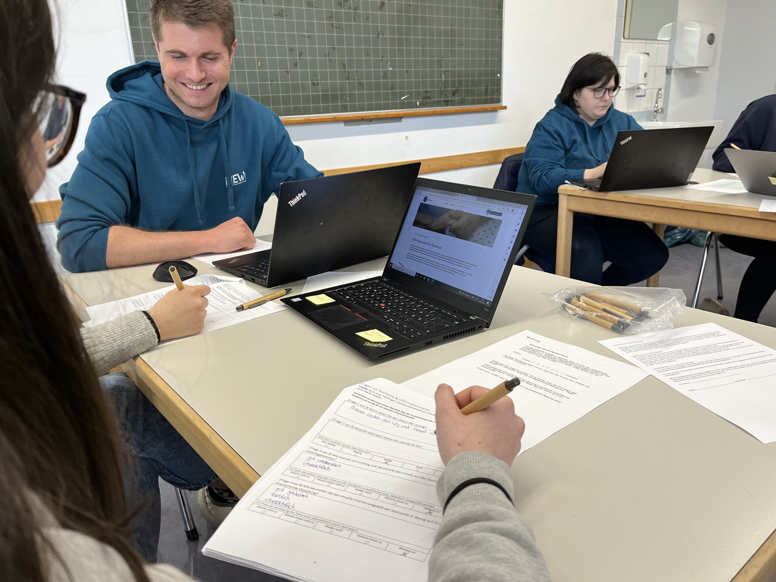 Foto während der Evaluation: EIn Fragebogen wird ausgefüllt