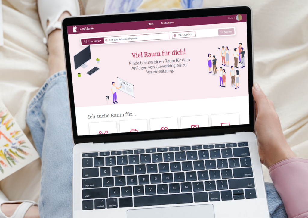 Laptop, auf dem die Webseite der Lösung LandRäume geöffnet ist