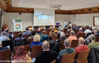 Bild einer Veranstaltung in Bernkastel-Wittlich. Publikum sitzt bei einem Vortrag.