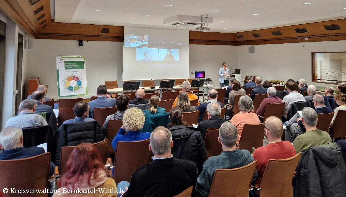 Bild der Veranstaltung zur Digitalstrategie in Bernkastel-Wittlich. Publikum sitzt bei einem Vortrag.