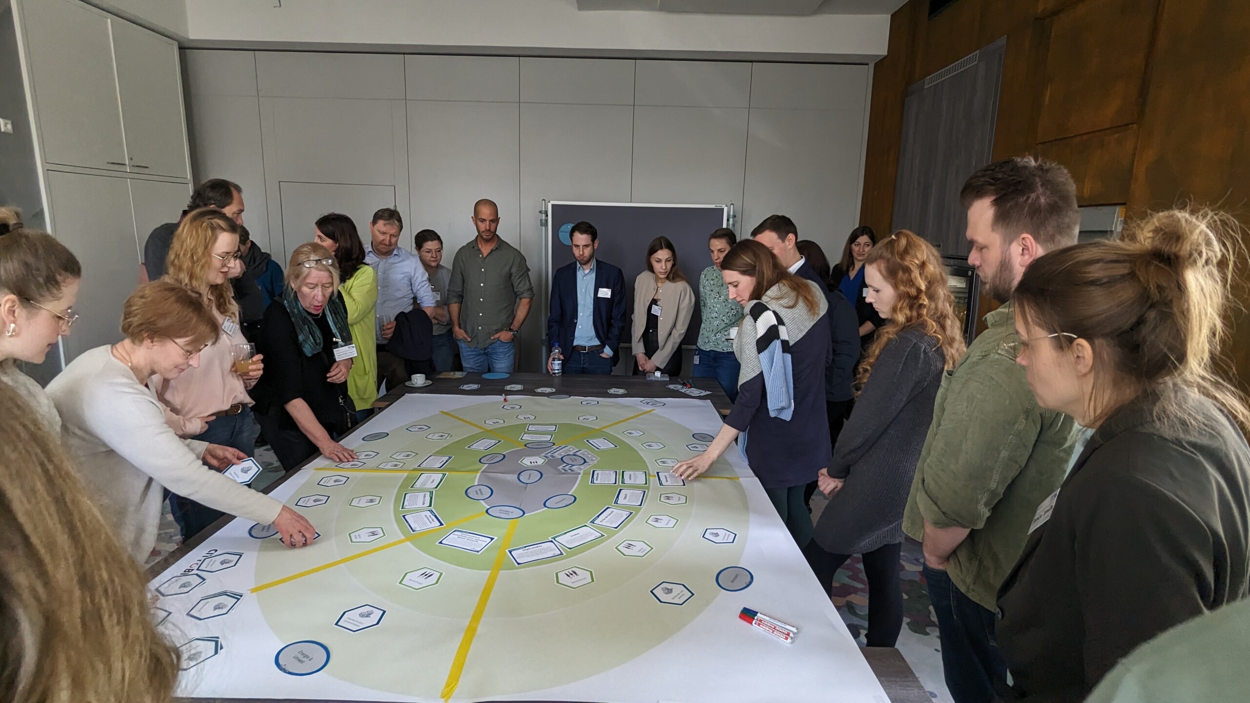 Bild der Gruppe bei der World-Café-Gruppenarbeit zur Verstetigung der digitalen Transformation in Region und Verwaltung