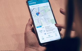 Foto des Nutzertests von Comby: Eine Person hält ein Handy in der Hand, auf dem die Anwendung Comby geöffnet ist.